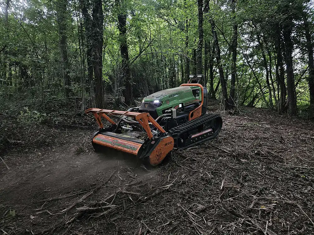 Hero Mac Stroj Za Nepristupačne Terene Hill Climber 500 dok u šumi malčira