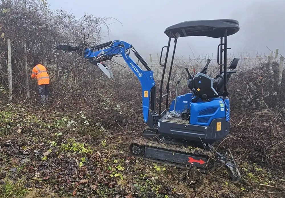 krčenje vinograda malim bagerom